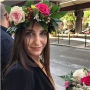 Laureata in Mediazione Linguistica con certificato di competenza di C2 in Lingua inglese impartisce lezioni sia nell'area di Siena, che per via telematica